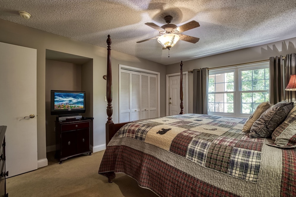 Gatehouse 203 - Great Condos Just Outside Downtown Gatlinburg! 2 Bedroom Condo by RedAwning view 5