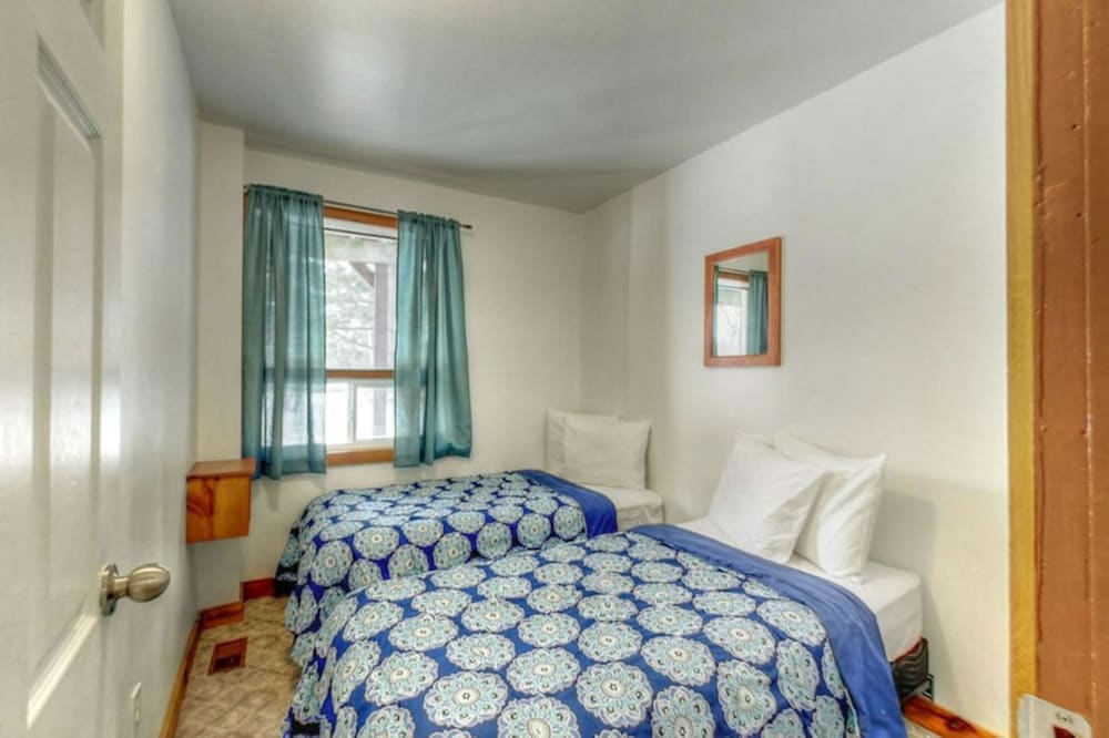 Spacious 8 bdrm Cottage, Hot Tub, Sauna, BBQ, Private Beach Access, Petfriendly-4