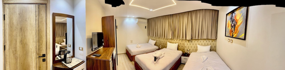 Amadeos pyramids inn