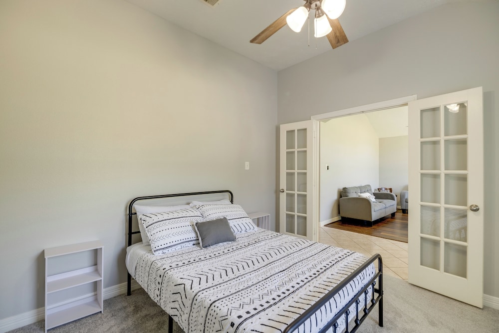 Private Acreage, Pergola & Fire Pit: Baytown Home