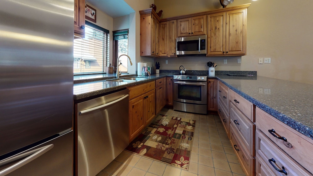 Helios North 6 Spacious and Bright, Pet-Friendly, Walk to The Village Gondola by RedAwning view 5