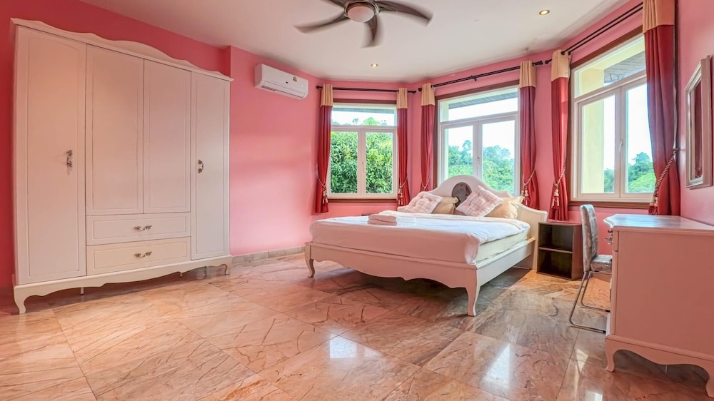 7 Bedroom Pool Villa in Kathu SV1