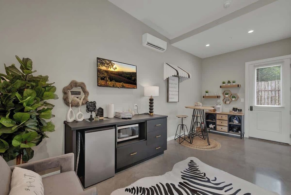 Pop 4 W/hot-tub + Close to Main St