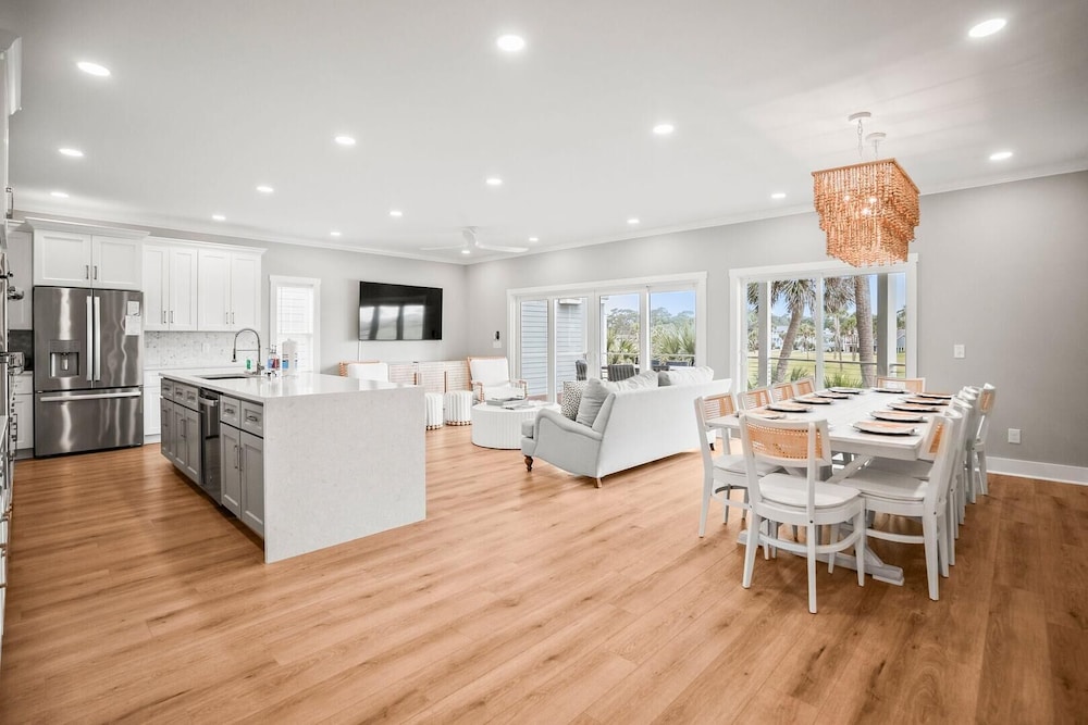 Spacious and Stylish 4-bed, 4.5-bath Home With Stunning Golf Views
