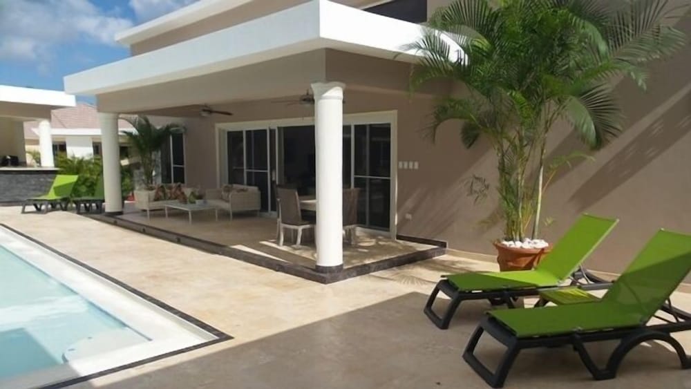 New six bedroom with BBQ and large pool