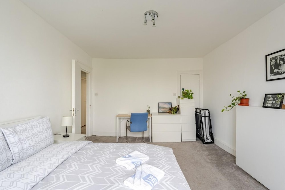 London Oasis Retreat - 2 Bedroom Apartment