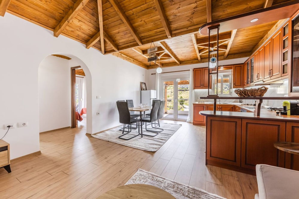 Hillside Apartment Gjirokast r