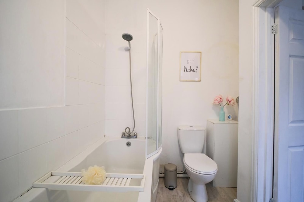 4 Bed House Sleeps 7-free Parking- Contractors