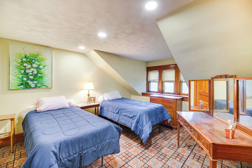 2 Mi to Lake Erie: Spacious Retreat Near Cafes!