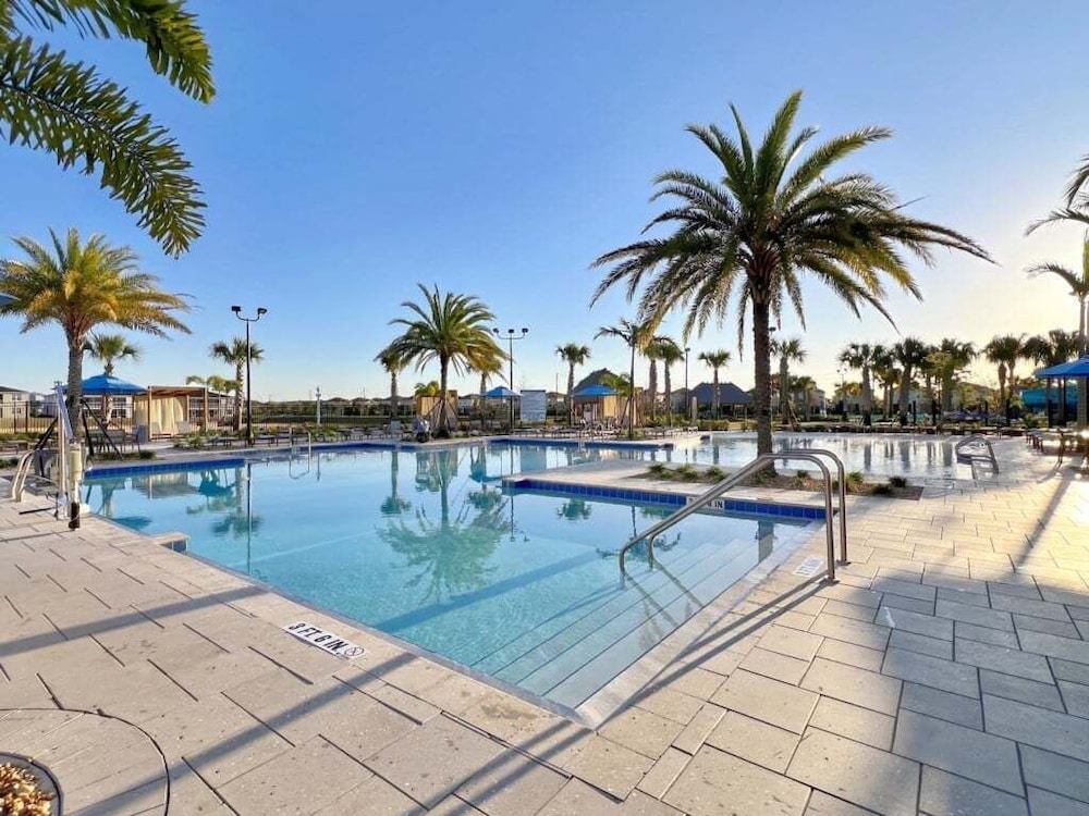 Stunning 4 Bed Townhome Pool & Waterpark 4 Bedroom Townhouse