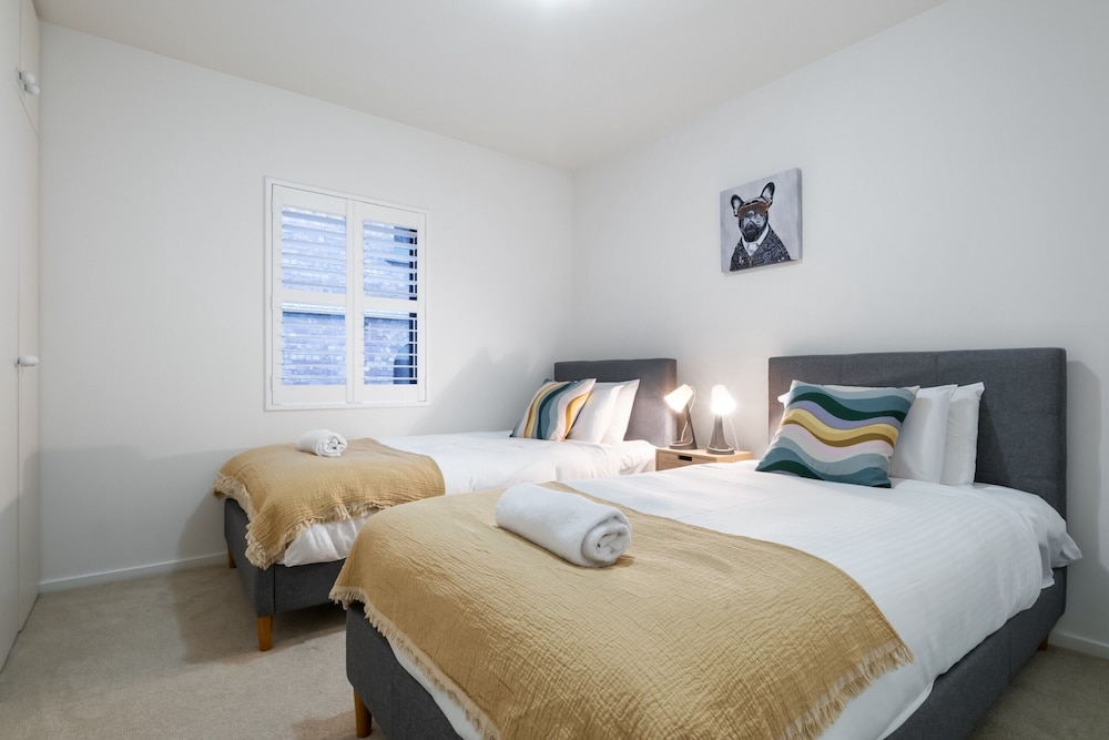 Riverside 2-bed Apartment With Balcony & Parking
