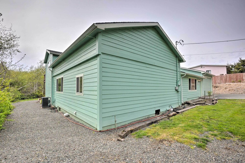 Soothing Studio w/ Lush Views: 2 Mi to Beach!