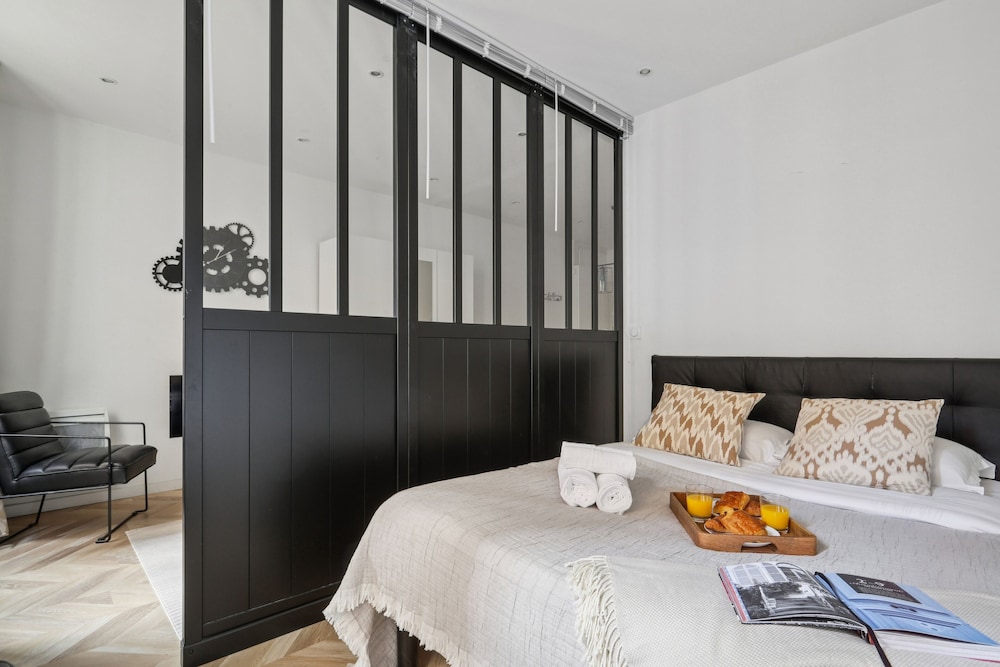 Modern Central Paris Flat by Les Halles