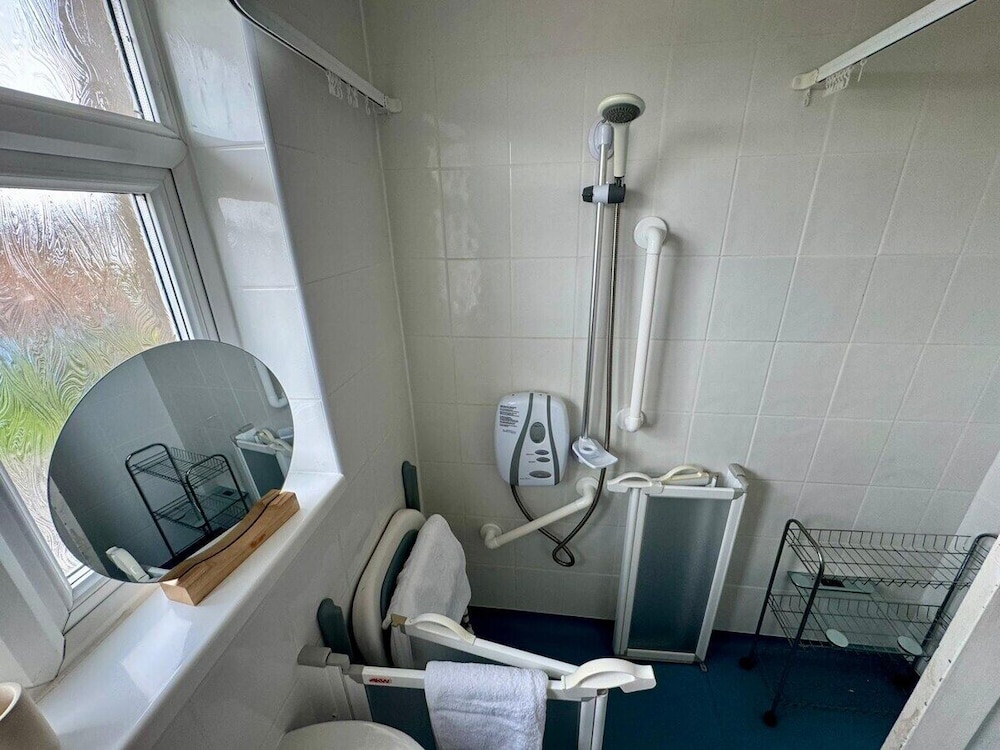 Cosy 2 Bedroom Home With Parking Near City Centre
