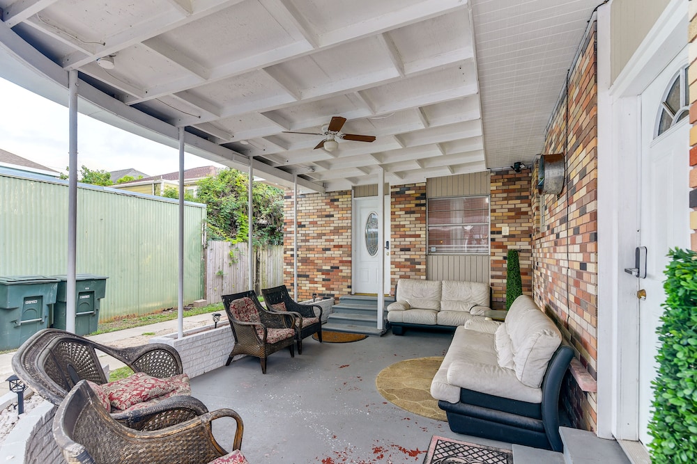 < 1 Mi to Pleasure Pier: Unit in Galveston!