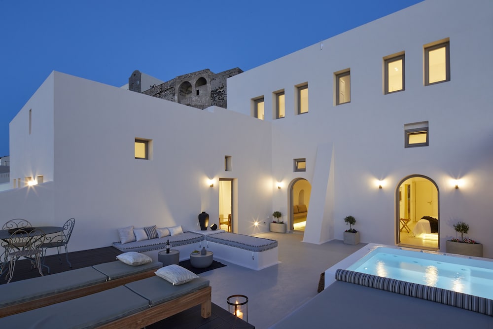 White and Co. La Torre Suites