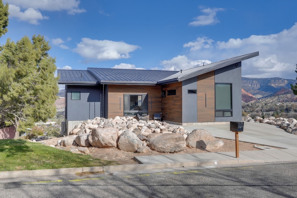 Modern Mtn-view Retreat, 18 Mi to Zion North