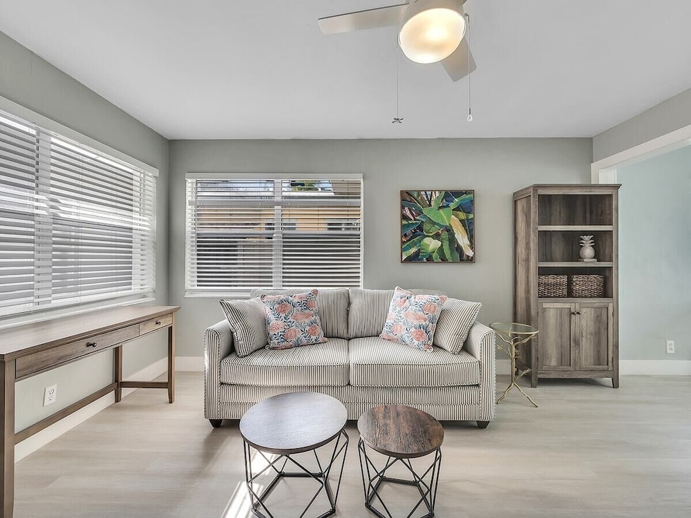 The Shell on Walnut 1br/1bath Hollywood Beach Free Parking