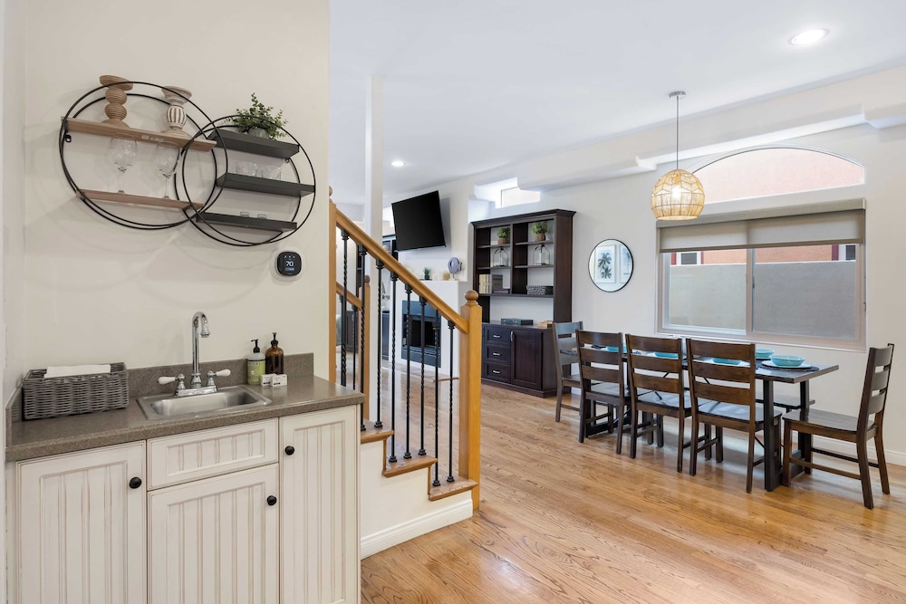 Belmont Shore Retreat Rooftop Lounge, Putting Green & Near 2nd Street Beaches