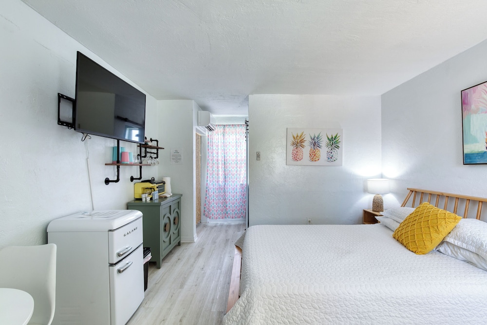 Pineapple Shores Retro Inn