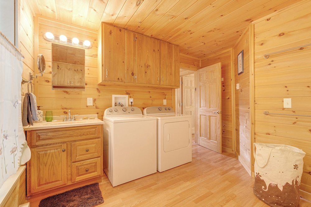 2 Mi to Marina & Beach: Frye Island Retreat!