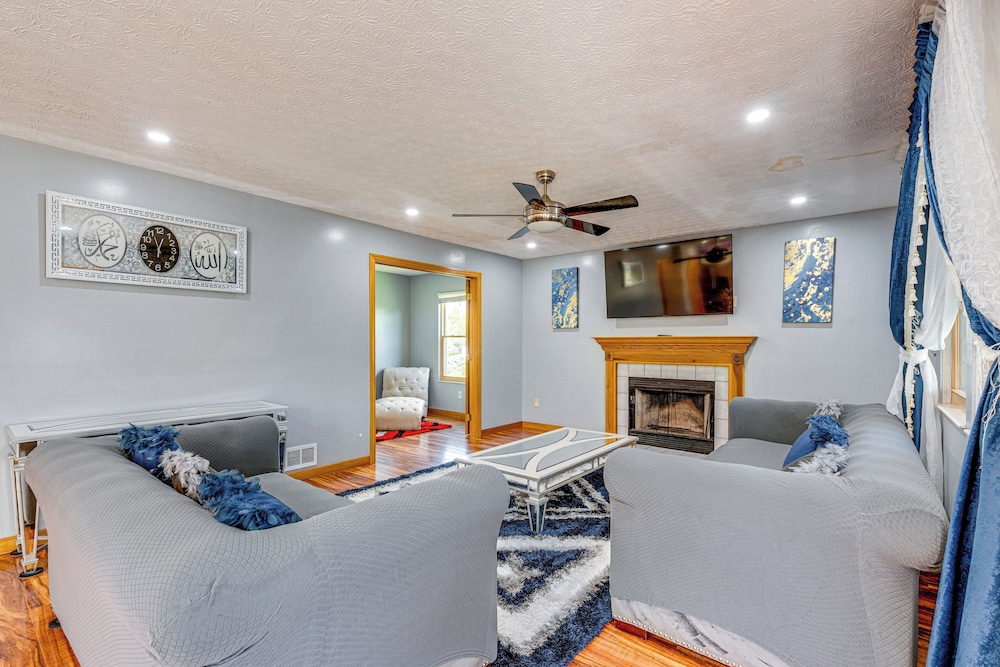 Families Welcome: Lake-view Home, 2 Mi to Gahanna!