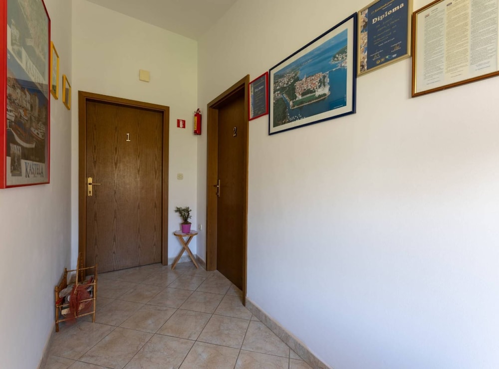 Bright and Spacious Apartment With Terrace in Kastel Stafilic
