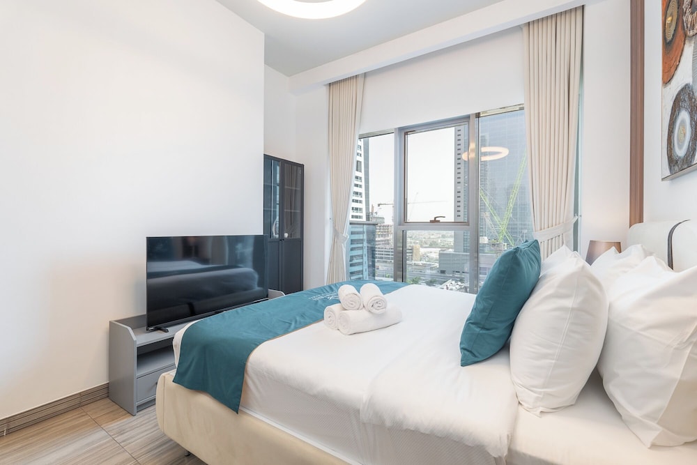 Heaven Crest Vacation Homes - Balcony with City View 1BHK in JLT Dubai Close to Metro & Marina