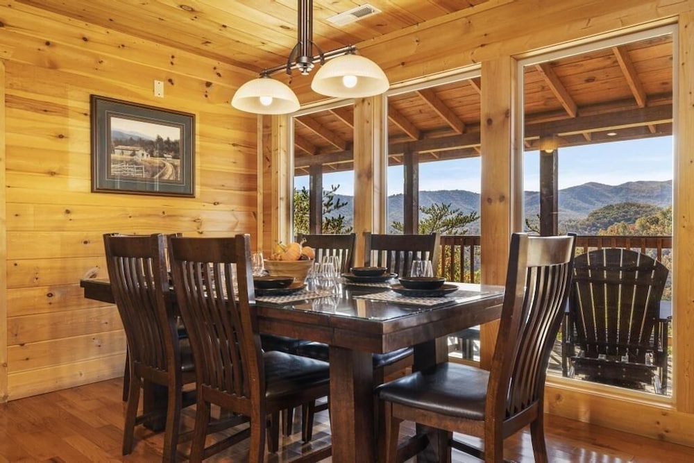 Eagle's Nest - 3 Bedrooms, 3.5 Baths, Sleeps 10 Home by RedAwning