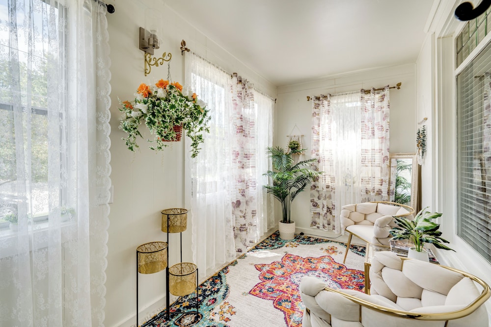 1 Mi to Dtwn Elgin: Dutch Colonial w/ Lovely Patio