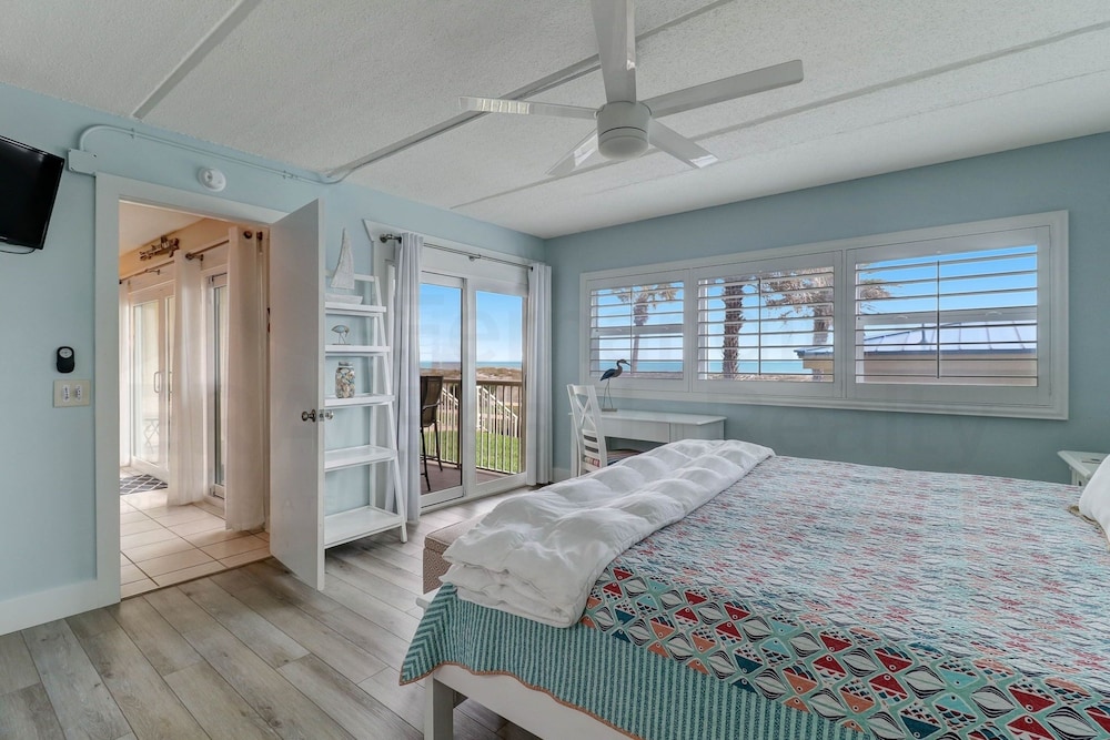 Spotted Sandpiper Condo Easy access to Pier, Pool and Beach Access are Steps Away by RedAwning