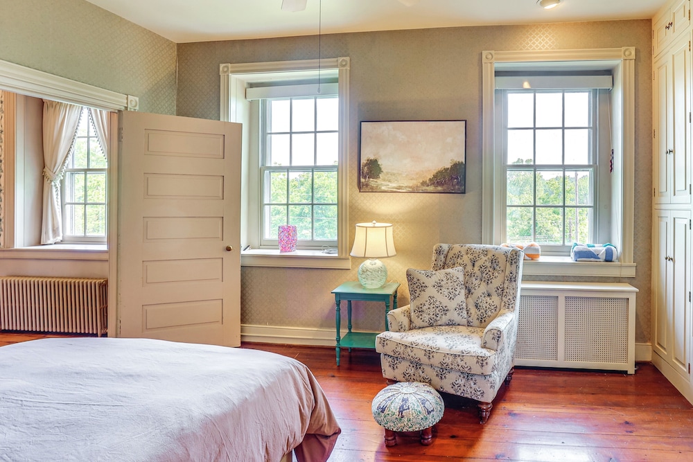 8 Mi to Reading: Spacious Farmhouse Retreat!