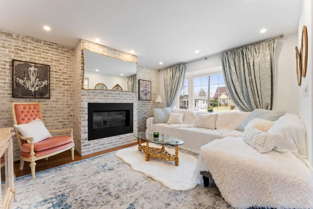 Spacious 2bdrm Home in Burlington