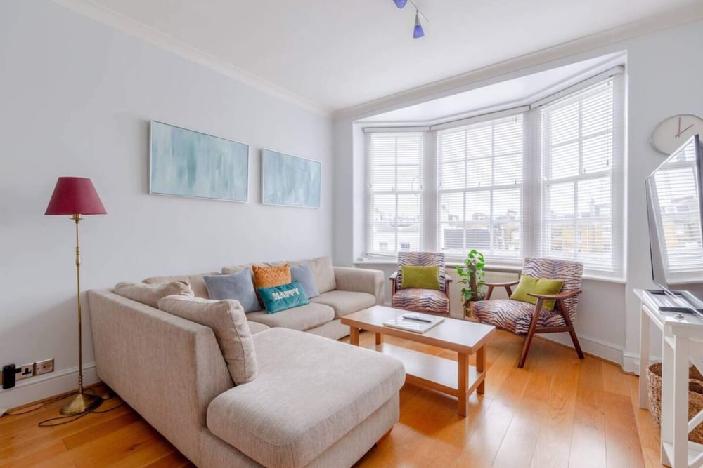 Central and Spacious 2 Bedroom Flat in Kensington