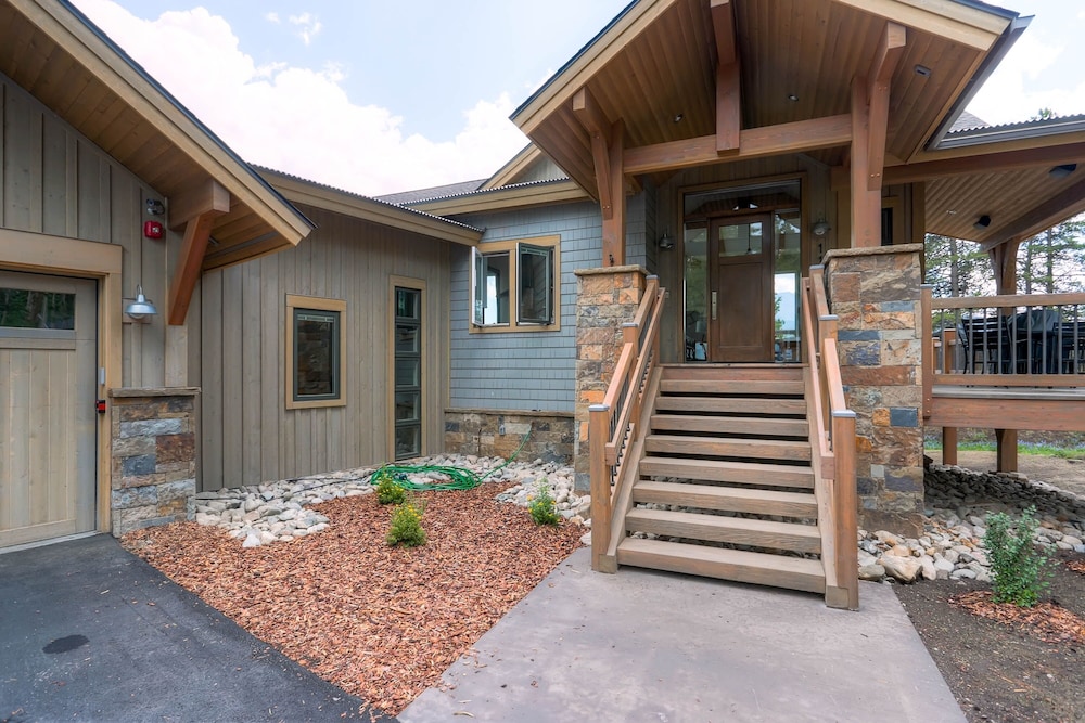 Sunrise Ski Haus 4 Bedroom Home by RedAwning