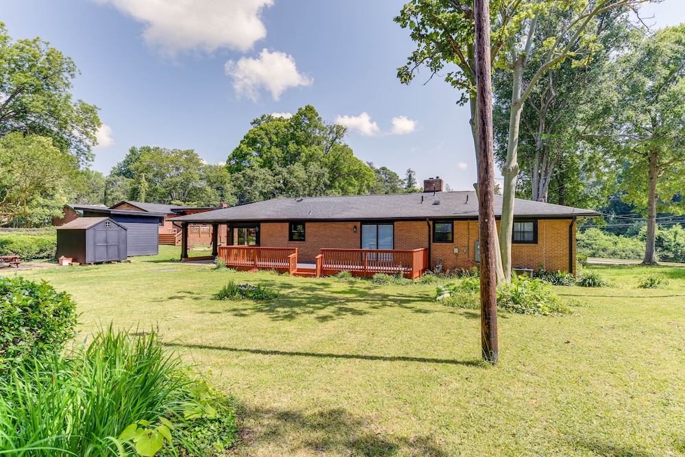 Charming Charlotte Home: 2 Mi to Downtown!