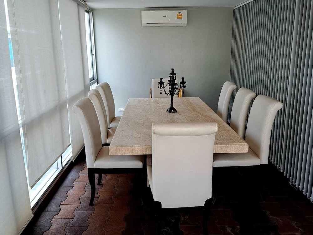 2D - 3 Bedroom Downtown Apartment With Shared Pool