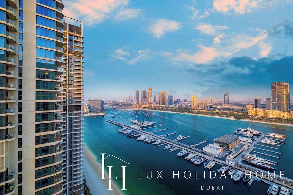 LUX The Marina Vista Beachfront Suite 5