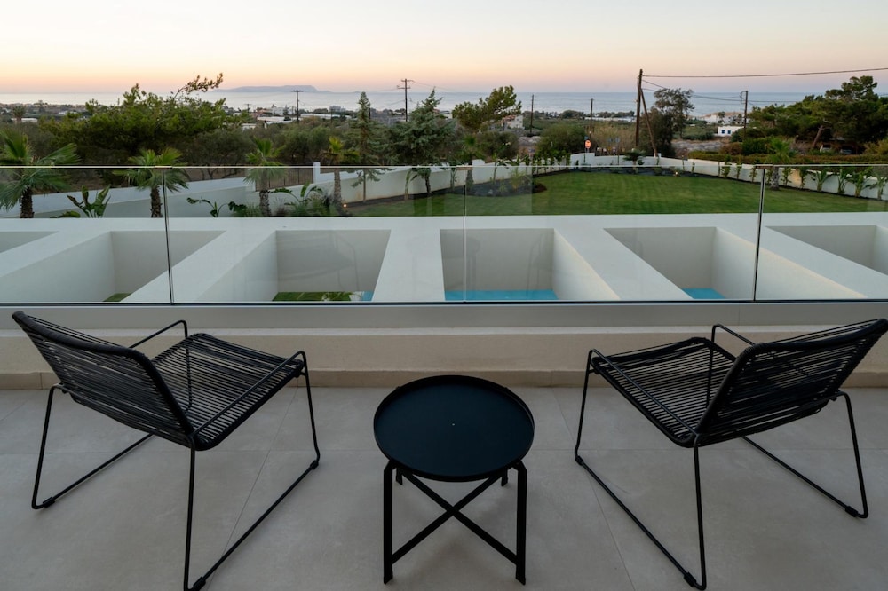 Aethra Grand- Luxury 5-bed Villa 850m From Beach