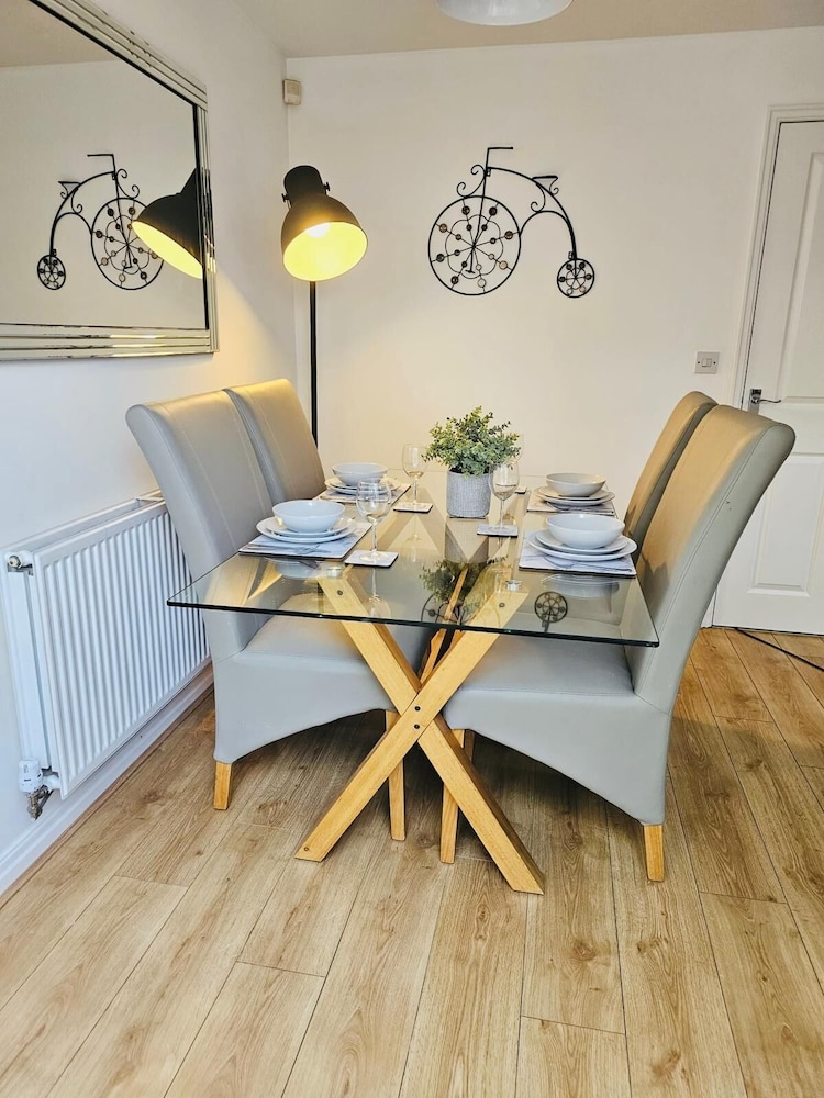 Stylish 3 Bed Home Parking City centre