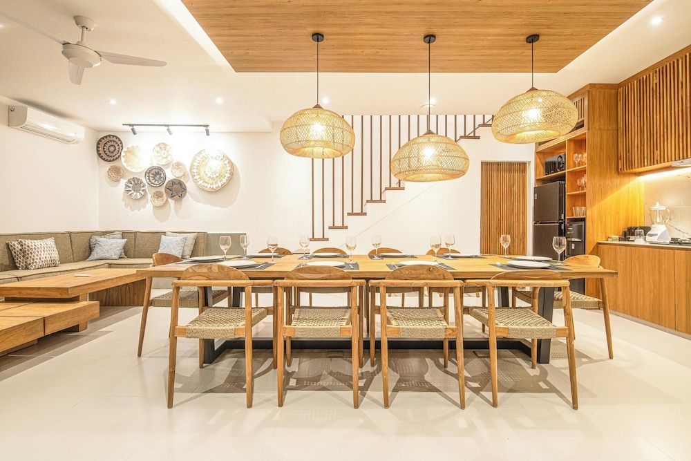 Luxury 5BR Retreat, 400m From Café Del Mar Shore