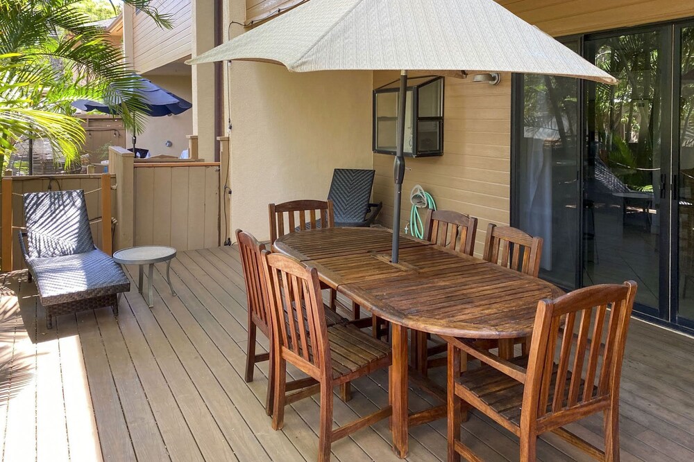 Bright & Airy Lahaina Condo - Walk to Beach!