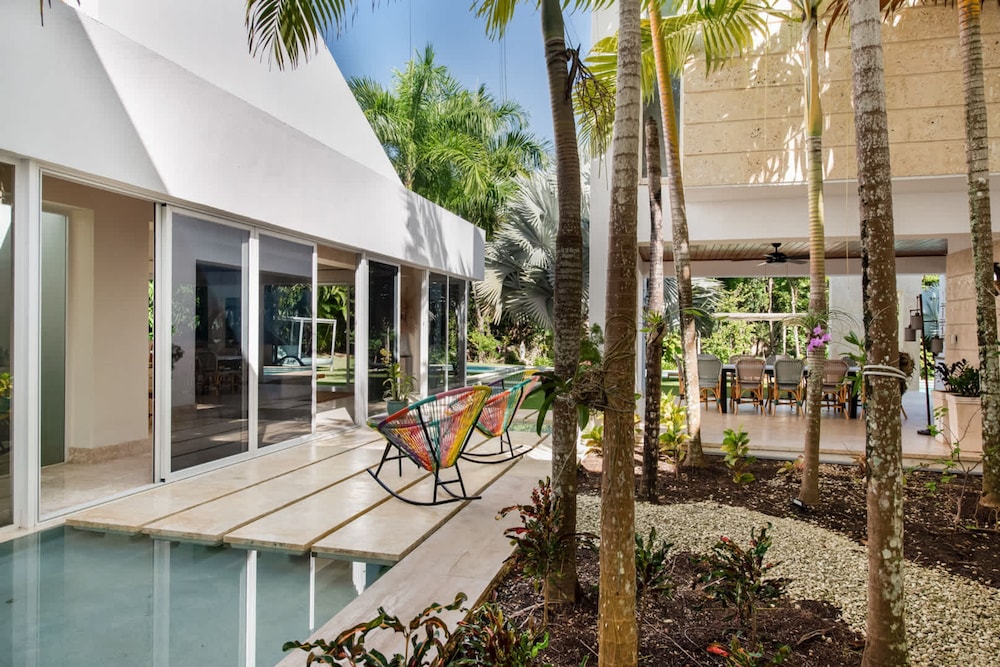 Modern Luxury 6 BR Tropical Retreat With Pool