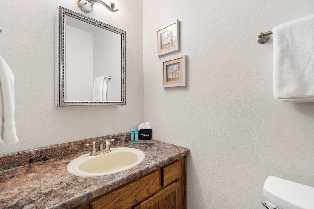 The Greenview Haven: Cozy For 6!