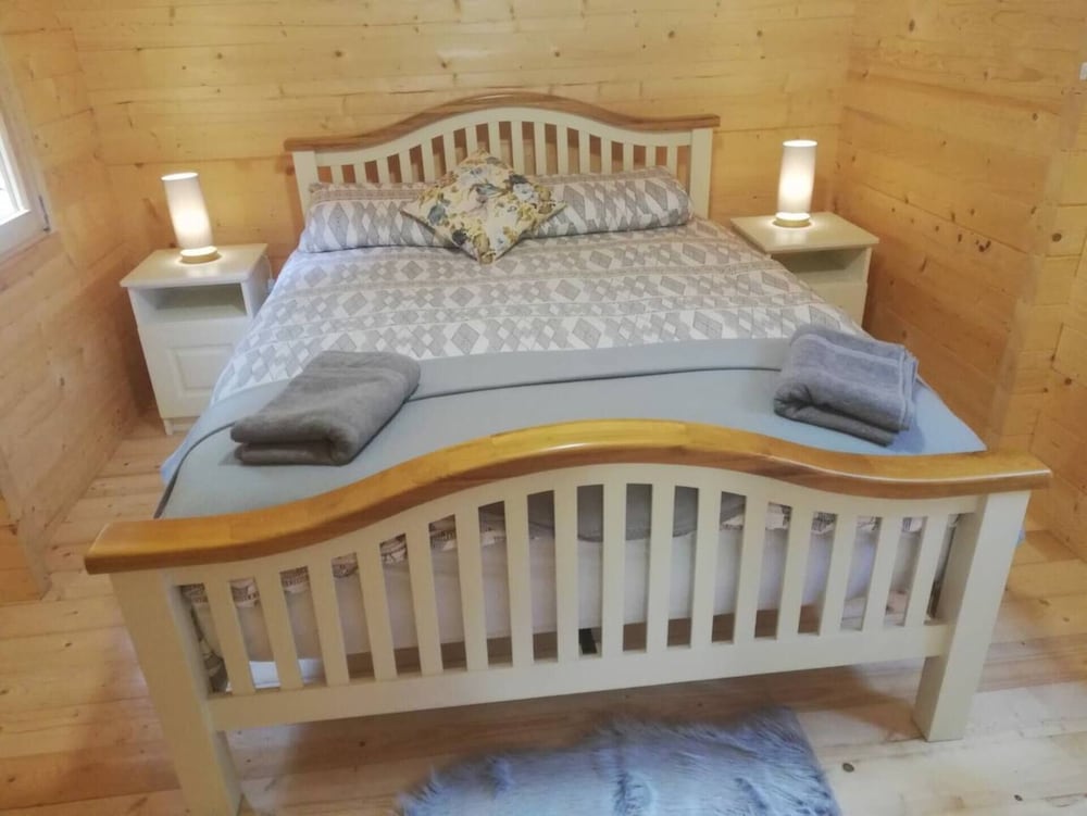 Log Cabin on the Lake - Sleeps 4 & Jacuzzi view 3