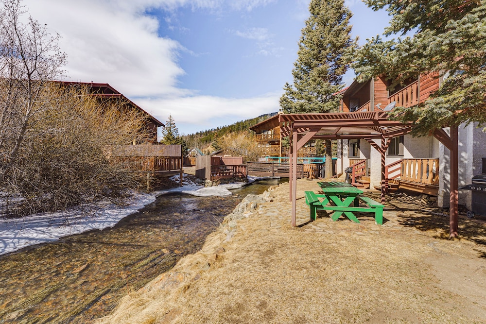 < Half-mi to Red River Ski Area: Townhome w/ Patio