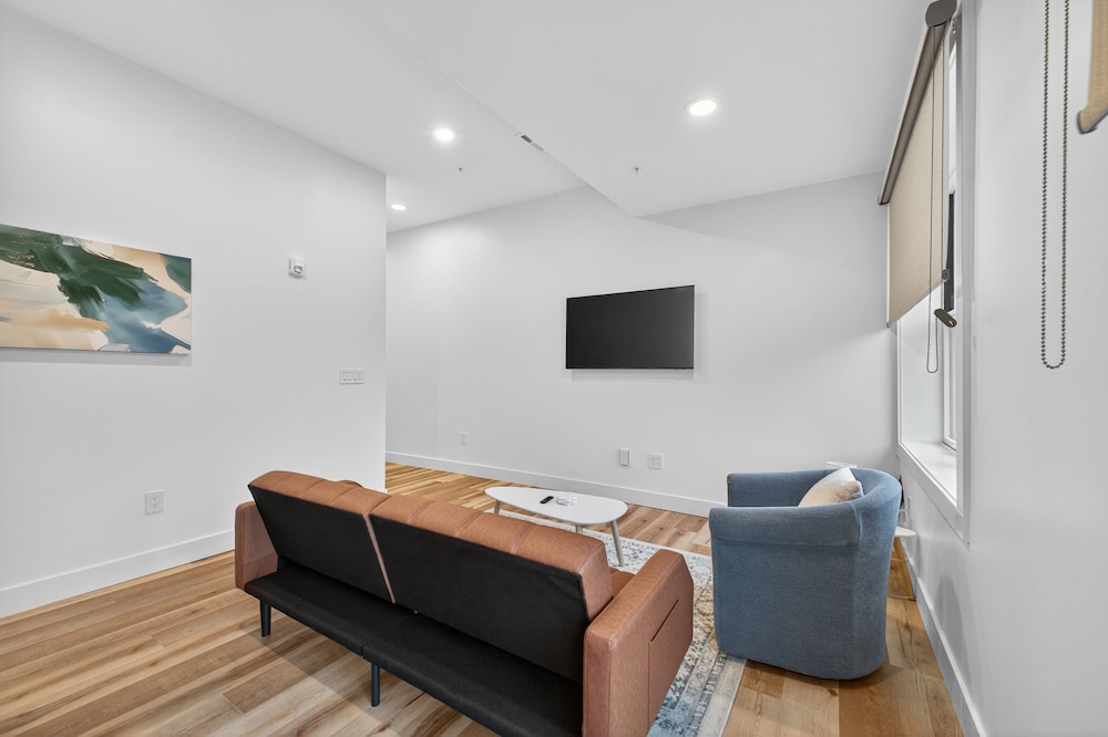 Stylish Downtown Unit With Historic Charm 2 Bedroom Apts