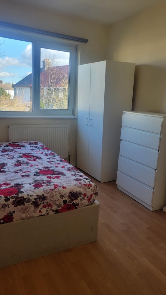 London Villa Retreat With 3 Bedrooms
