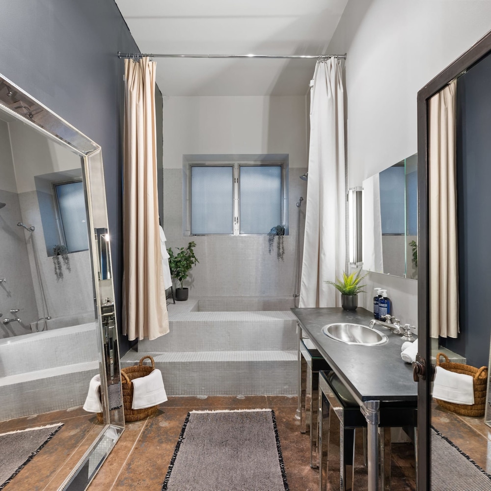 Greenwich Court by Rove Travel 3BR Loft w Sauna