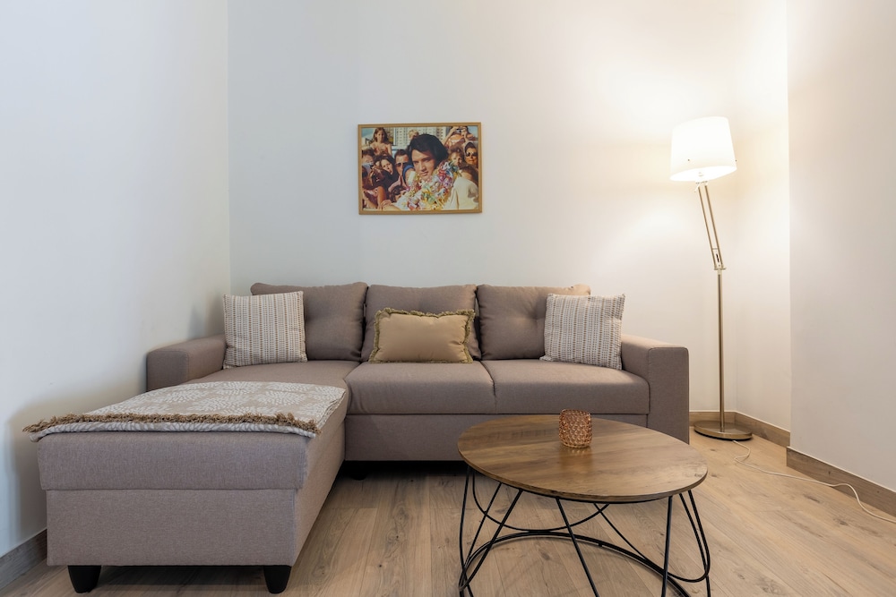 Elvis 2-Bedroom Apartment in Athens